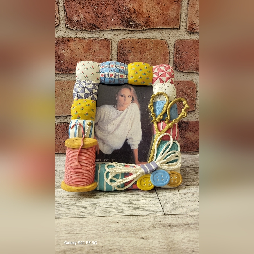 CRAFT THEMED PICTURE FRAME